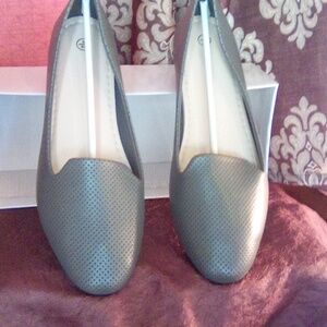 Women's gray flats